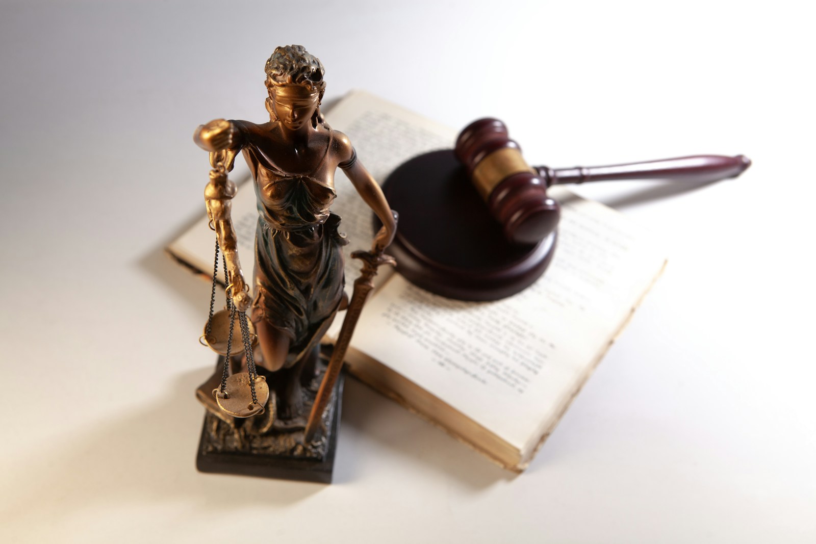 Buying property in Antalya or Kemer as a foreigner: legal steps and choosing a lawyer