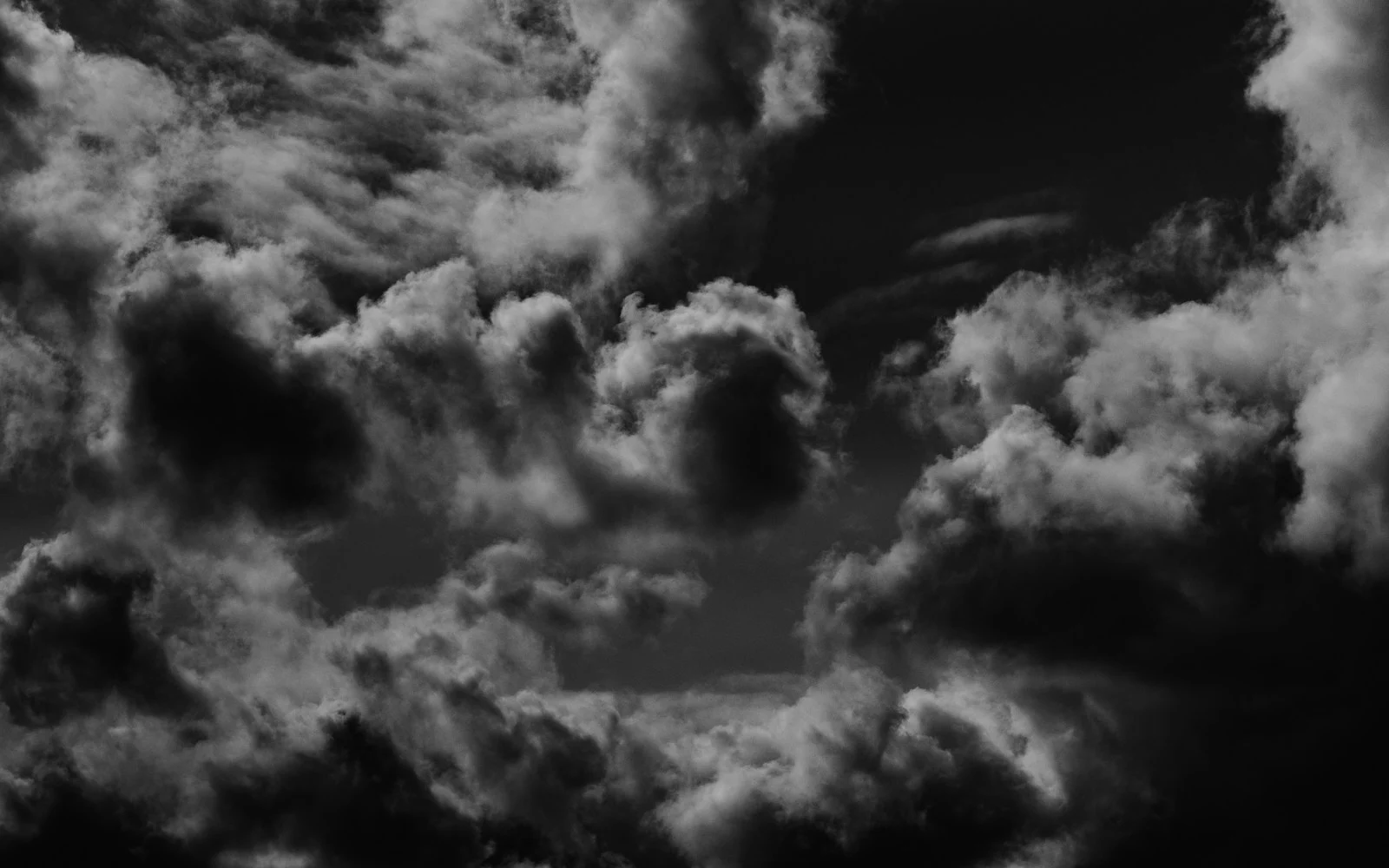 Clouds in the sky, in black and white